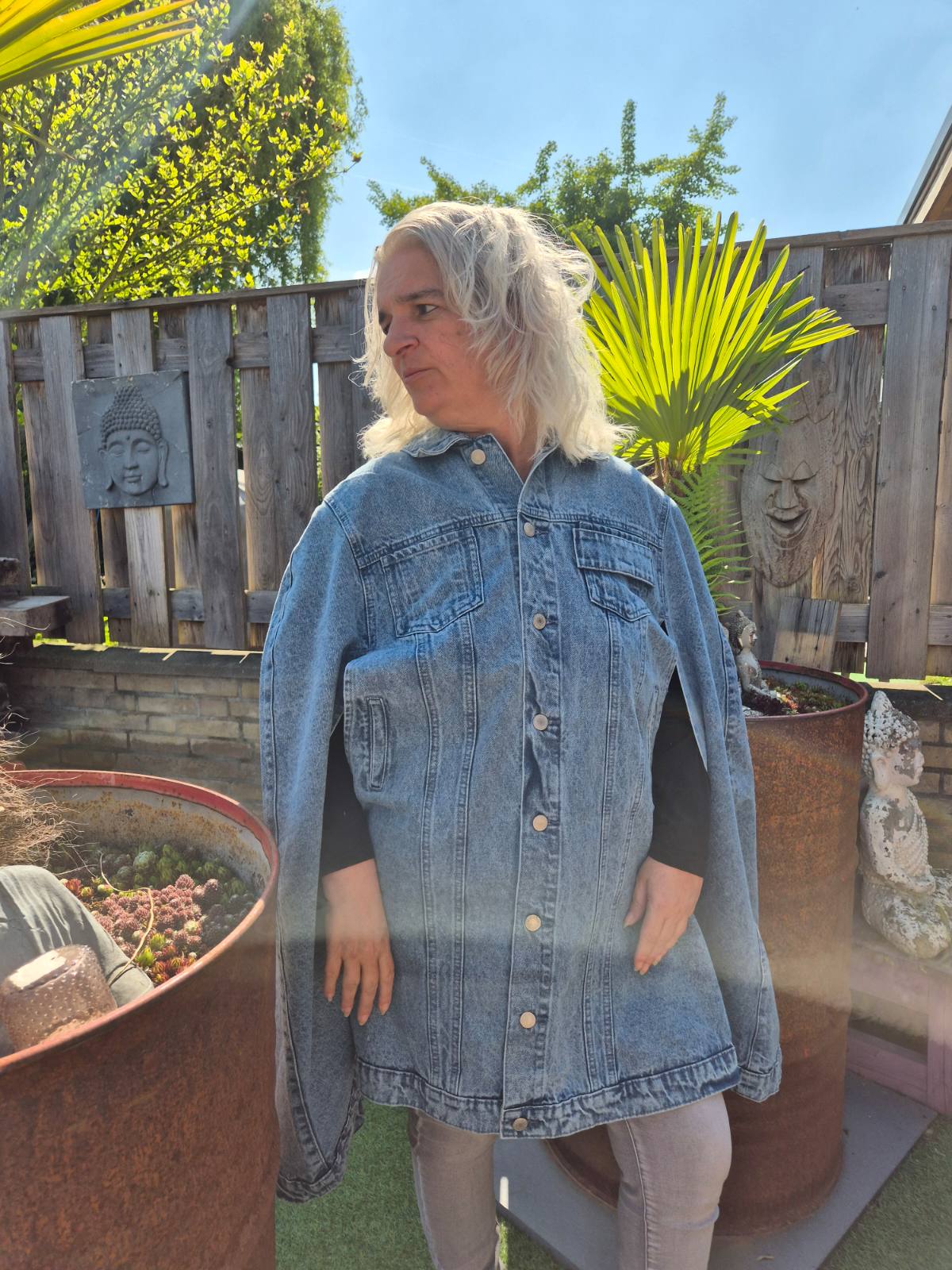 Oversized denim cape voorkant gedragen festival look