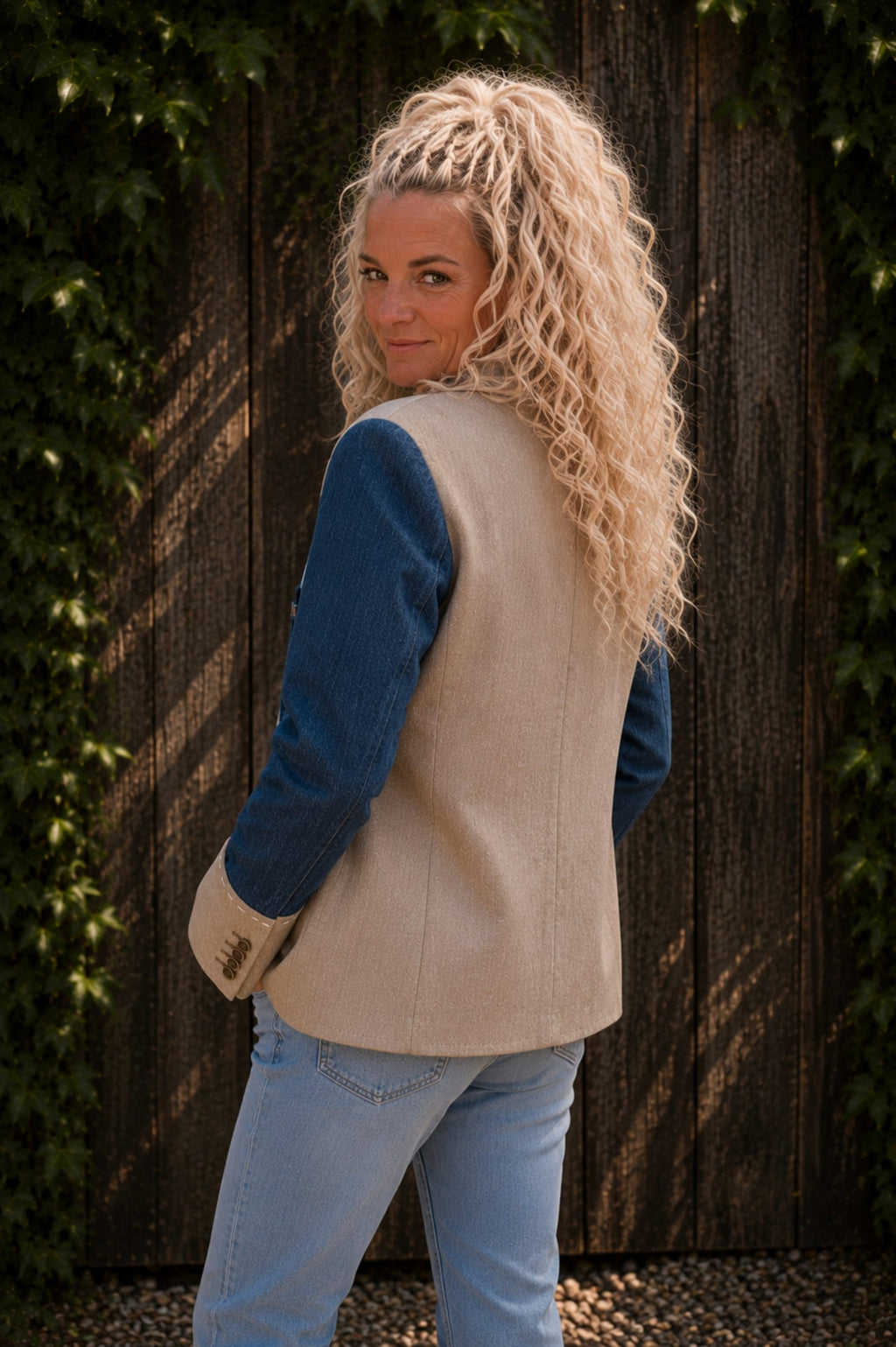 Upcycled blazer 3-4 achterkant gedragen