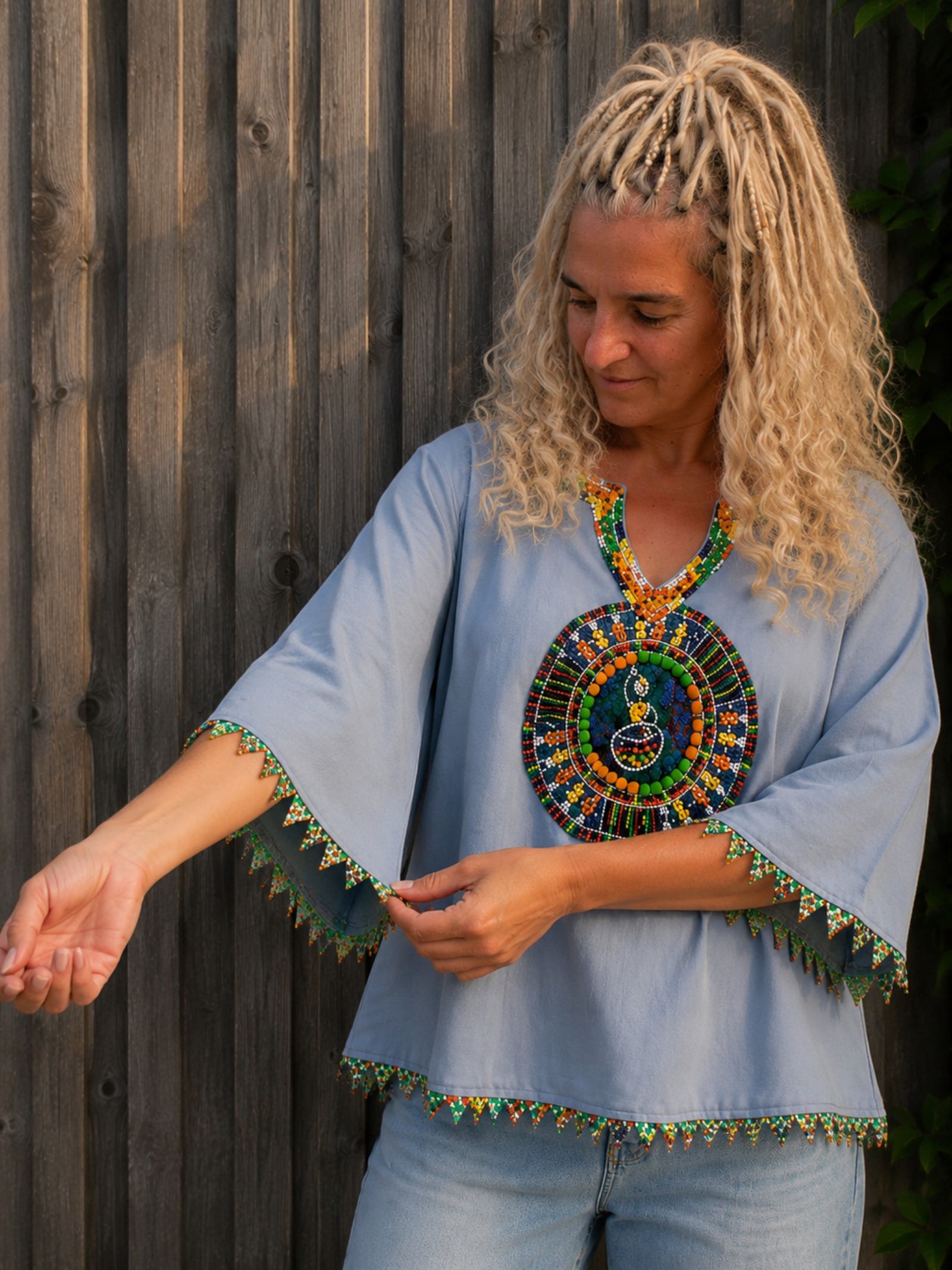 Close-up van de mouwzoom met kleurrijke handgemaakte kralenafwerking – Old New Atelier