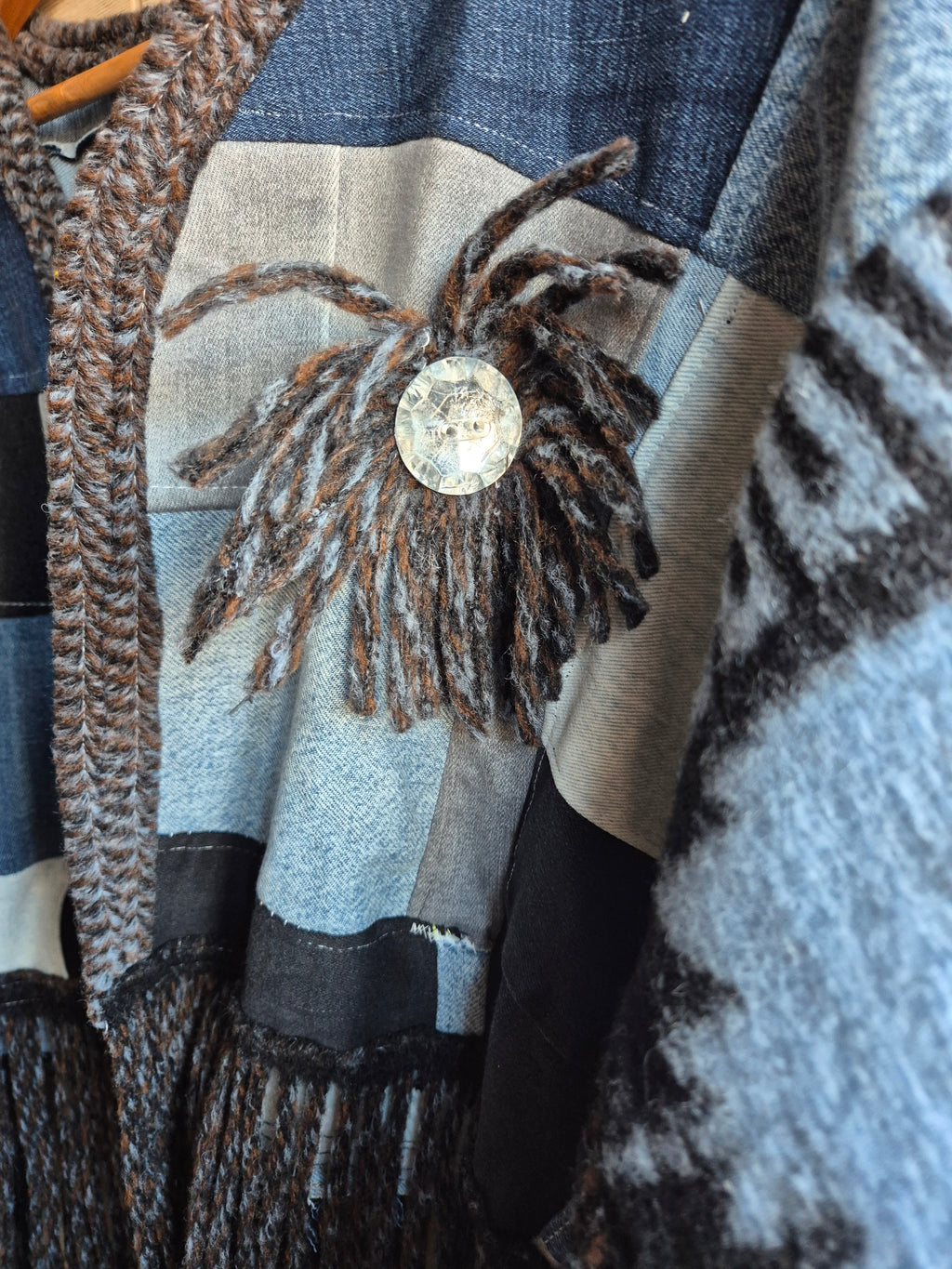 detail handgemaakt patchwork jasje met boho bloem applicatie