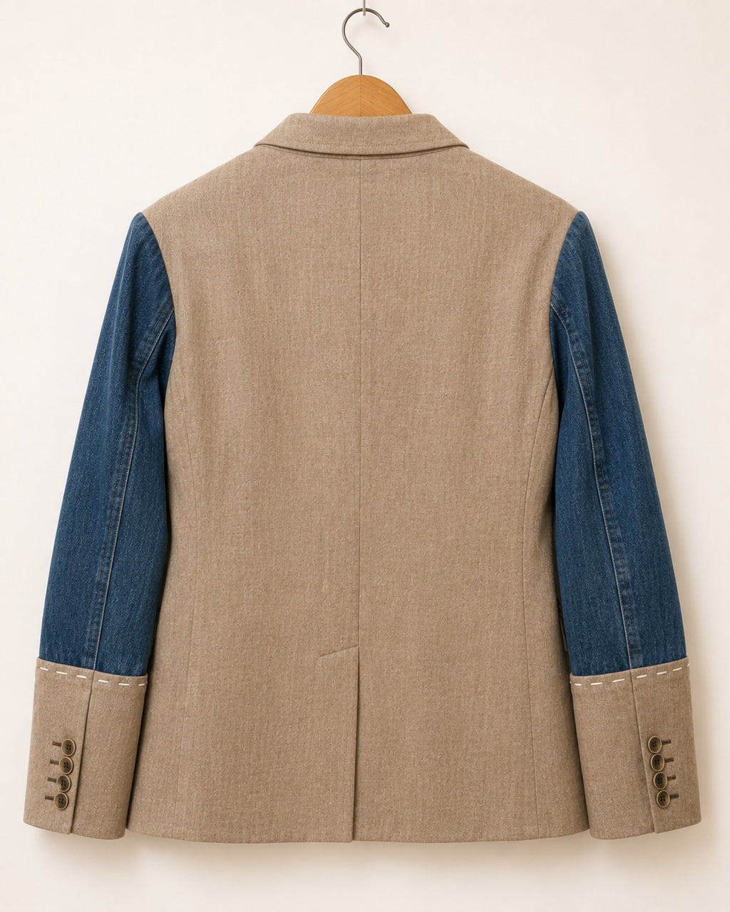 Upcycled blazer achterkant op hanger