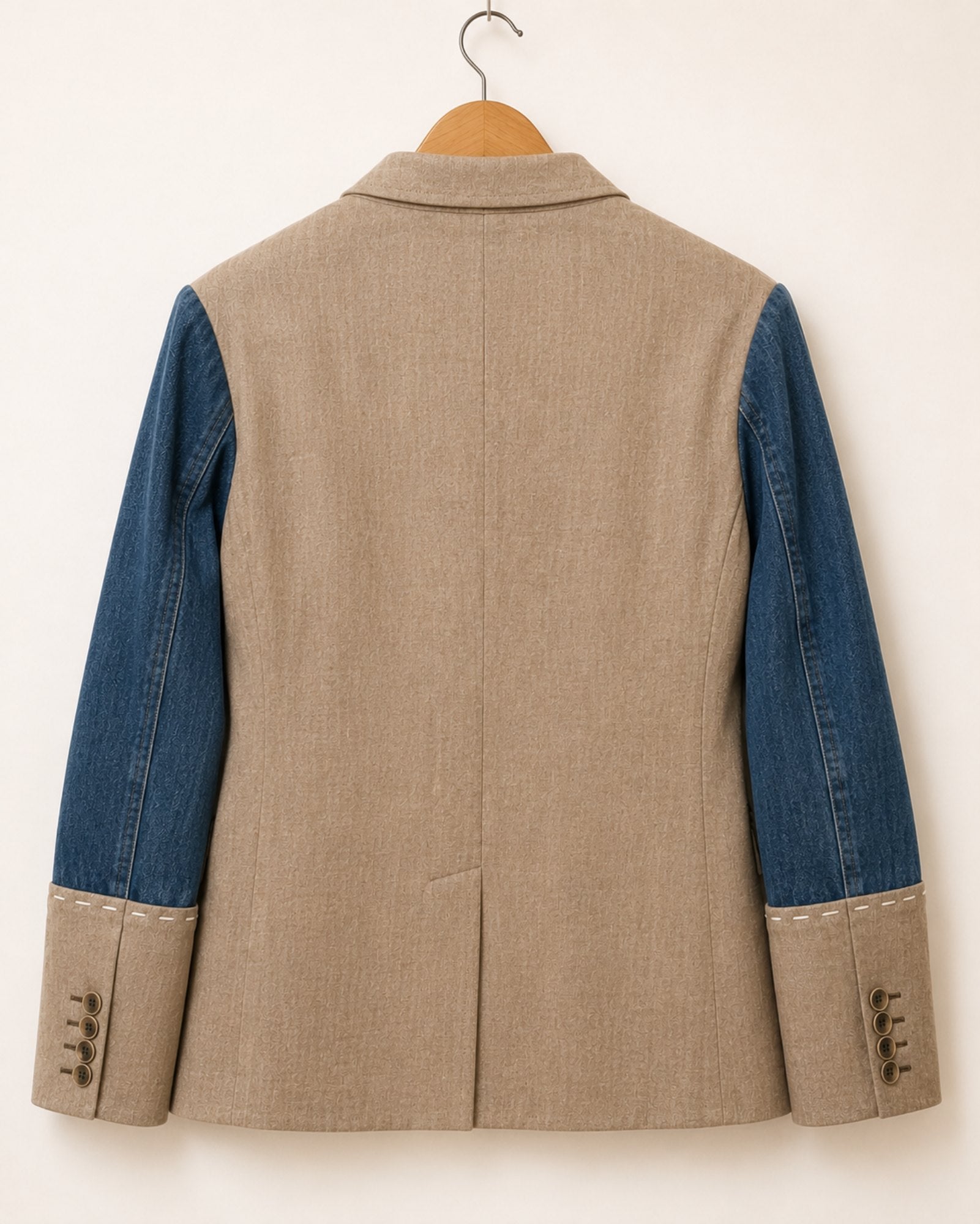 Upcycled blazer achterkant op hanger
