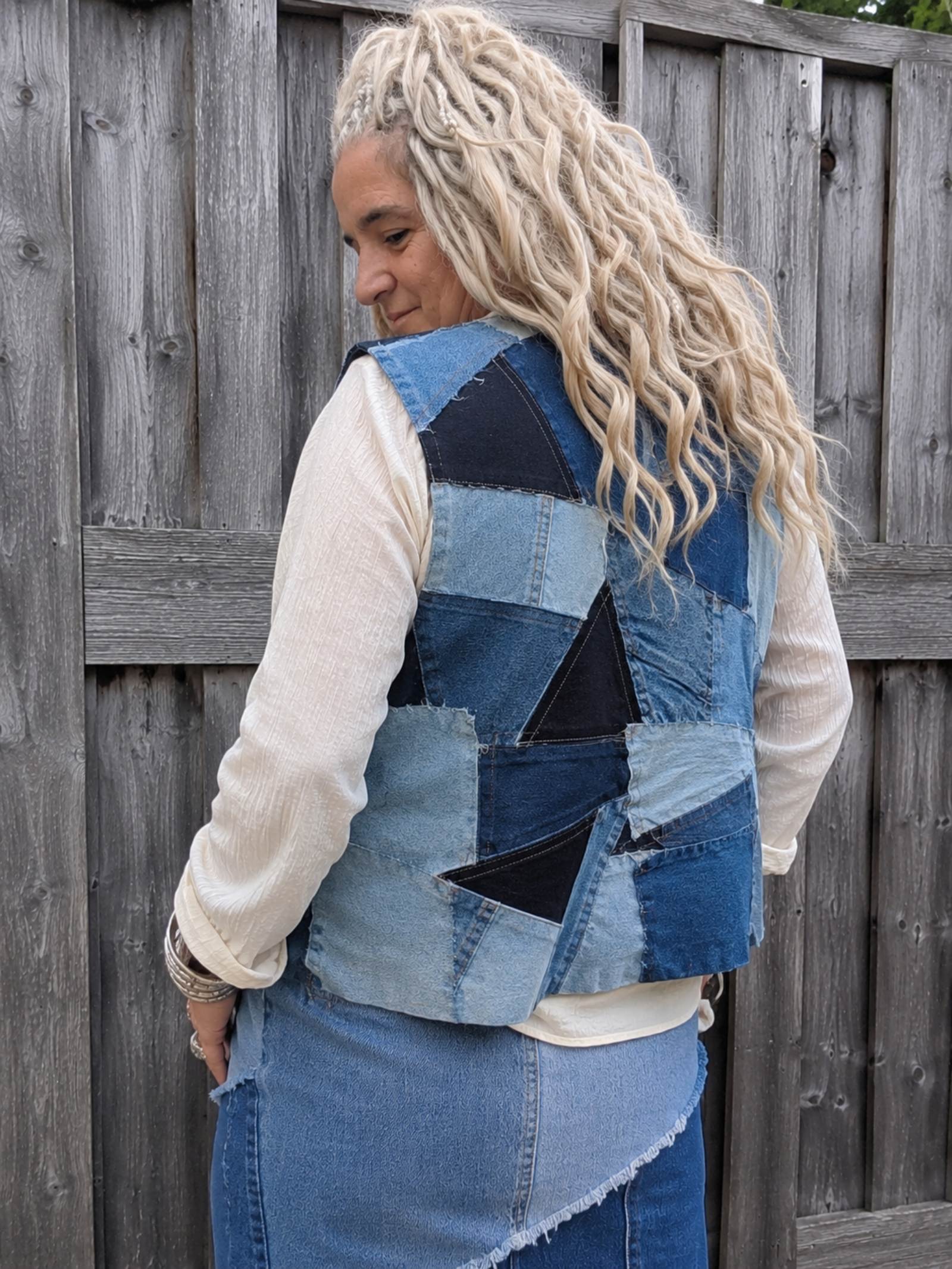 Achterkant van One of a Kind upcycled denim patchwork hesje met uniek handgemaakt patchwork van gerecyclede jeans.