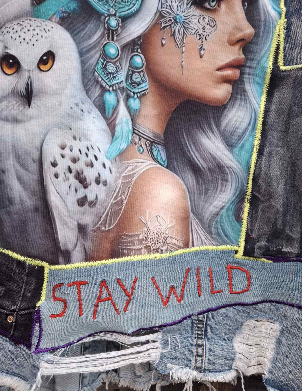 Handgestikte Stay Wild tekst op one of a kind denim jacket