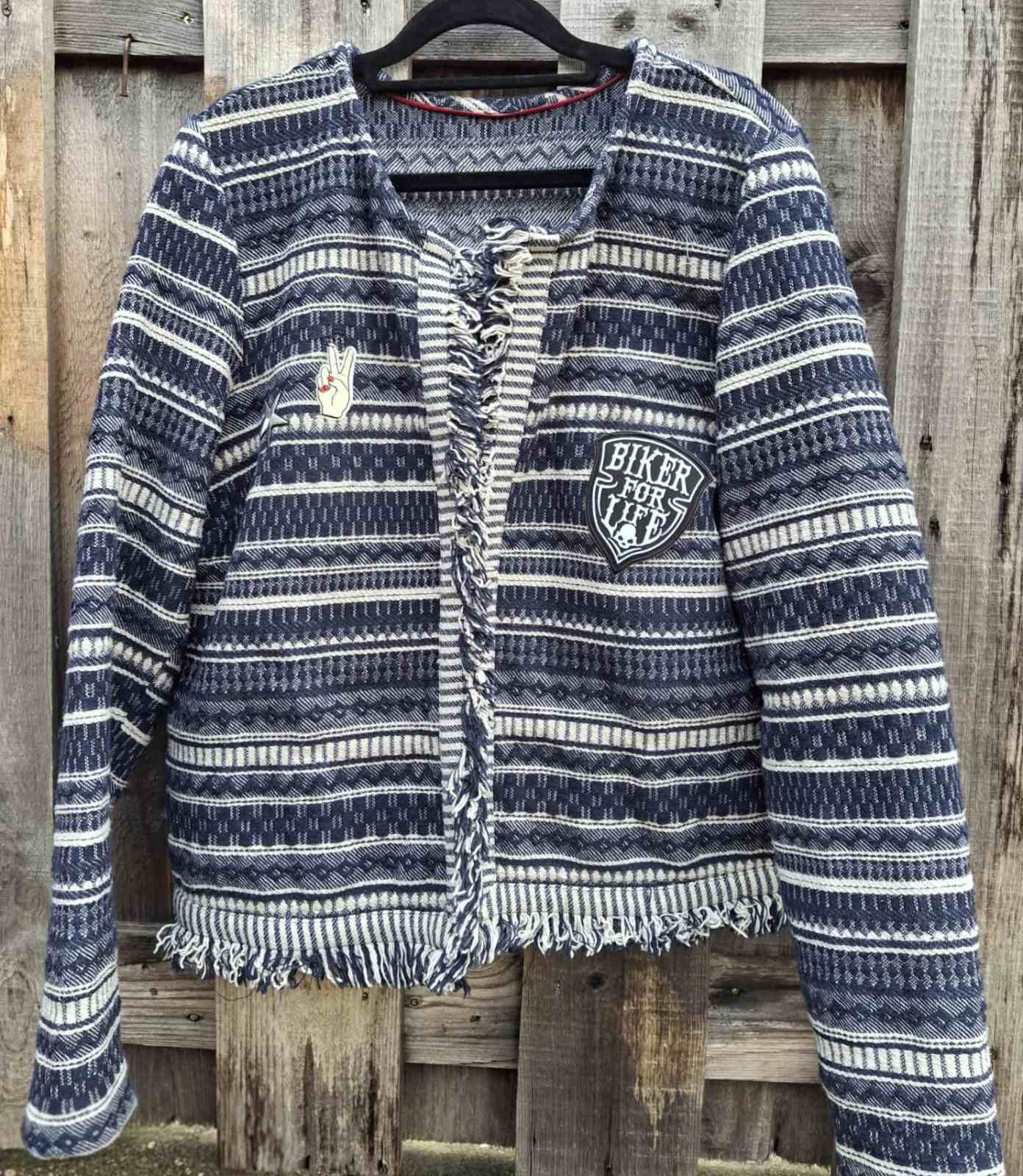 Boho biker jasje voorkant met geweven patroon en franjes handgemaakt door Old New Atelier