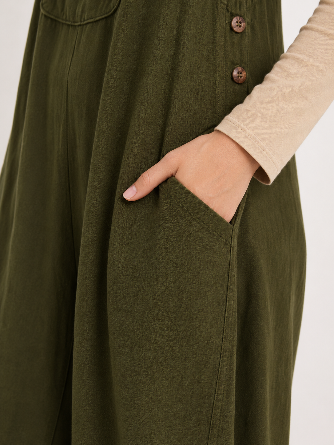 Diepe steekzak aan de voorkant van de zwarte boho tuinbroek met comfortabele pasvorm.