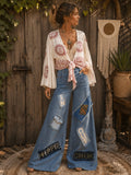 Vrouwelijk model draagt een one of a kind upcycled patchwork jeans met boho details en wijde pijpen van Old New Atelier