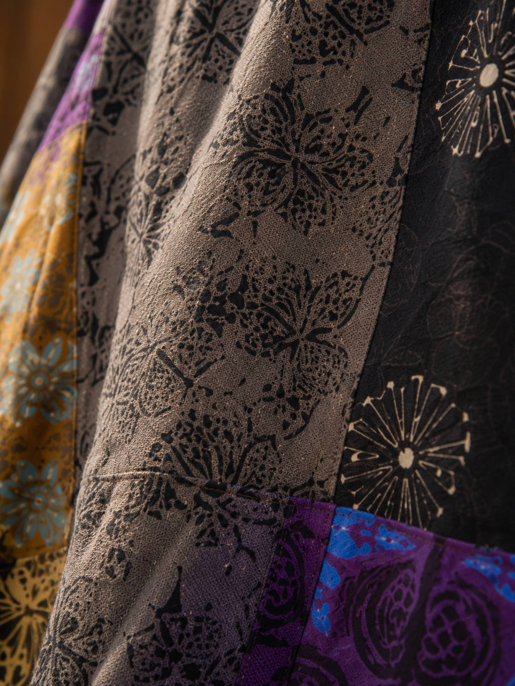Close-up van dikke katoenen structuur van handgemaakte patchwork wrap rok
