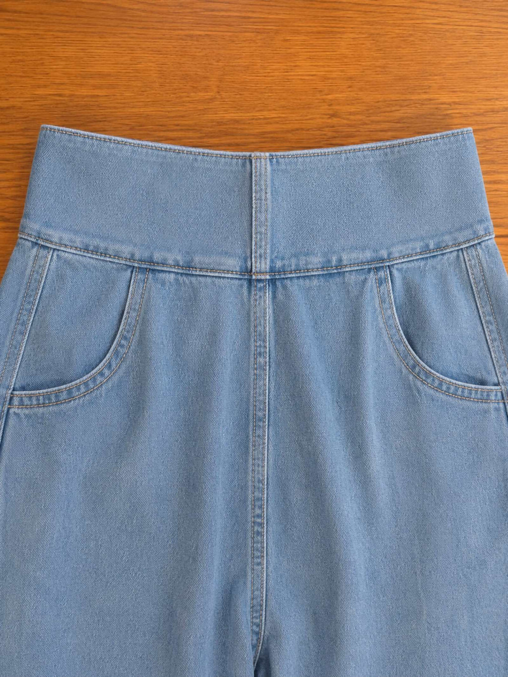 Detail brede gladde stretch tailleband en steekzakken van Hippie Spirit jeans