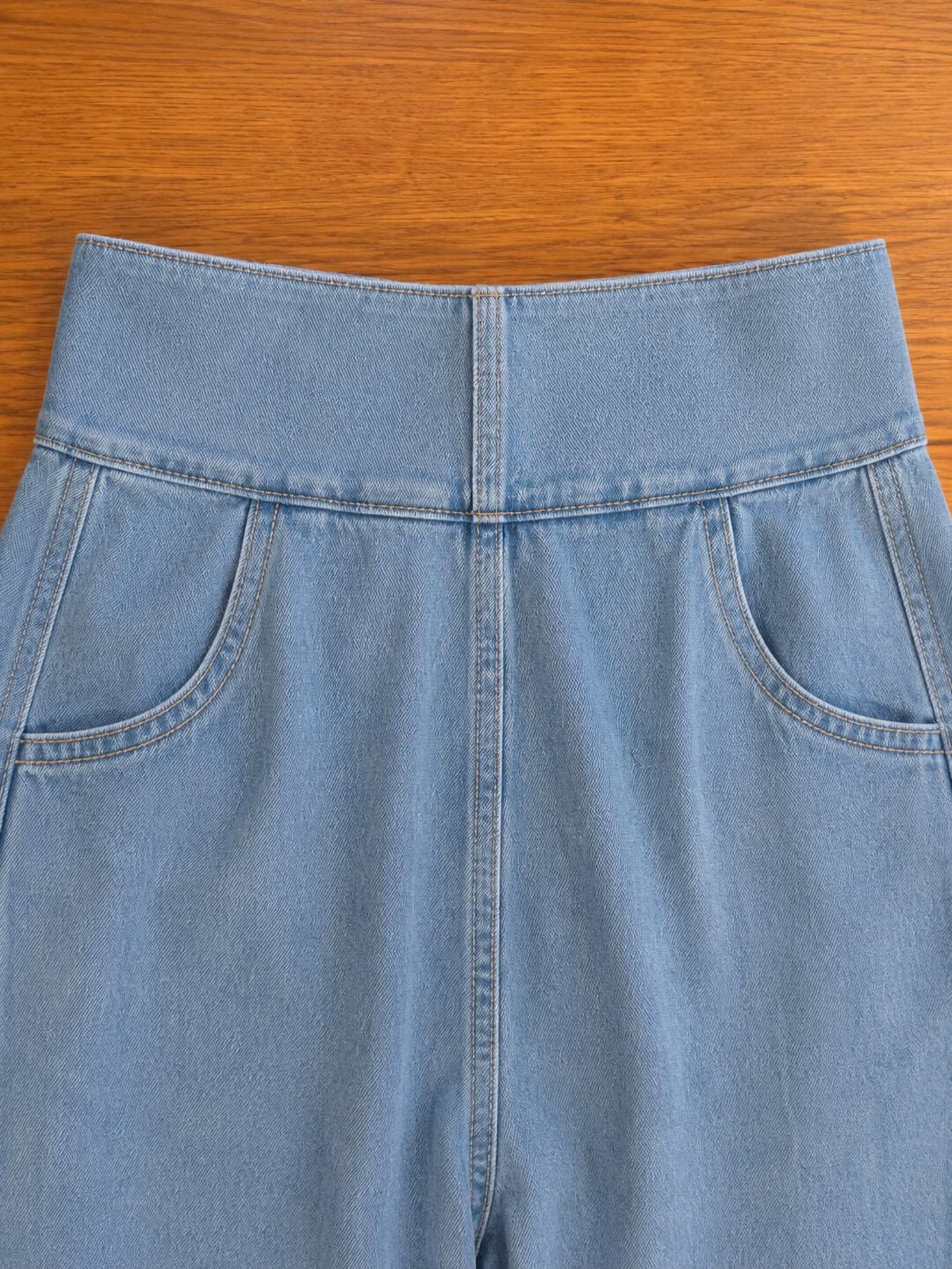 Detail brede gladde stretch tailleband en steekzakken van Hippie Spirit jeans