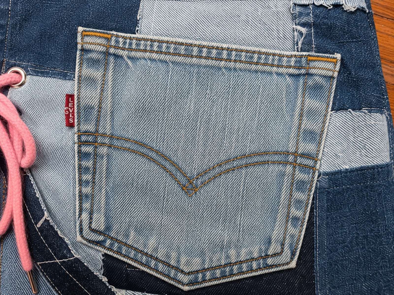 Close-up van de rechter originele Levi's jeanszak op het Blue Nomad patchwork hesje.