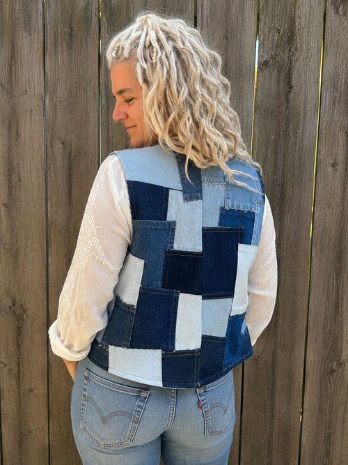 Achterkant van Blue Nomad L/XL Levi's patchwork hesje met uniek handgemaakt denim patchwork gedragen door model.