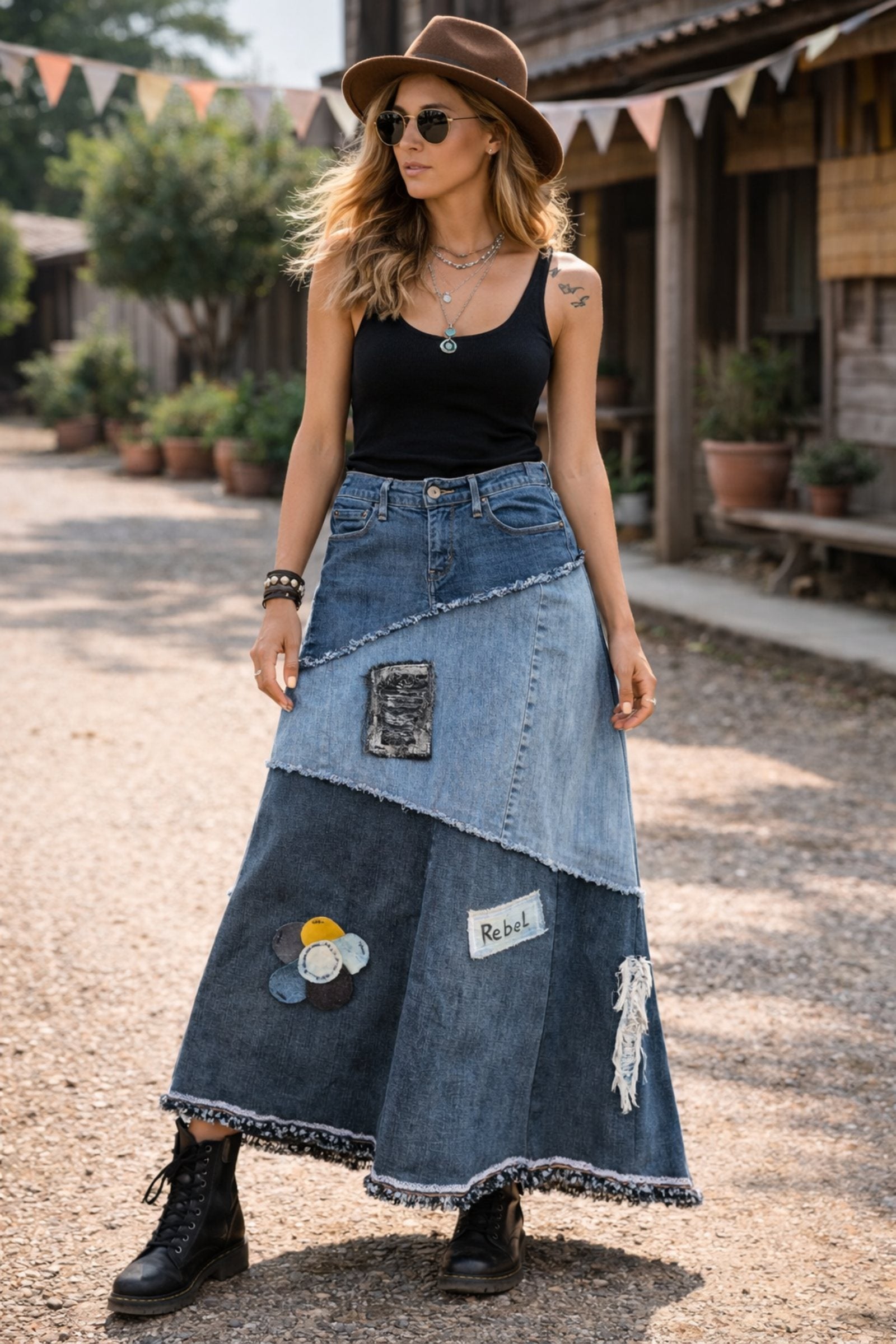 Boho denim rok model outfit upcycled fashion