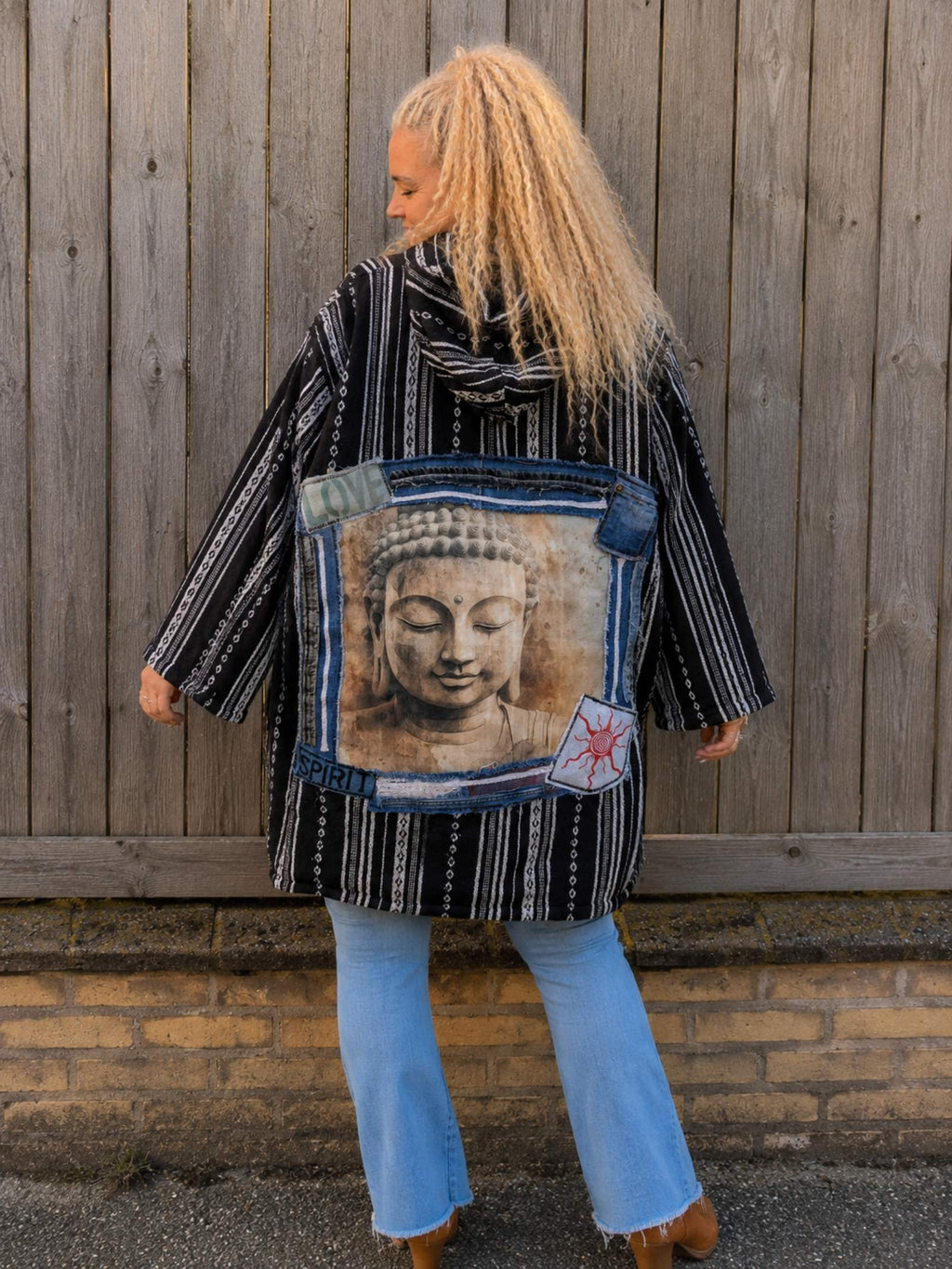 Handgemaakt zwart boho capuchonvest met uniek Buddha artwork op de rug, gedragen – Old New Atelier.