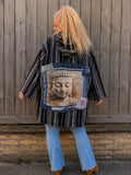 Handgemaakt zwart boho capuchonvest met uniek Buddha artwork op de rug, gedragen – Old New Atelier.