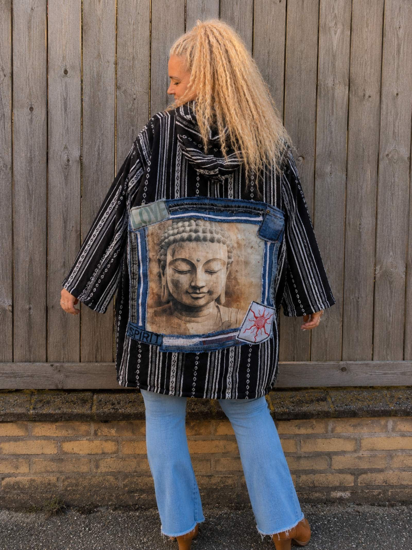 Handgemaakt zwart boho capuchonvest met uniek Buddha artwork op de rug, gedragen – Old New Atelier.