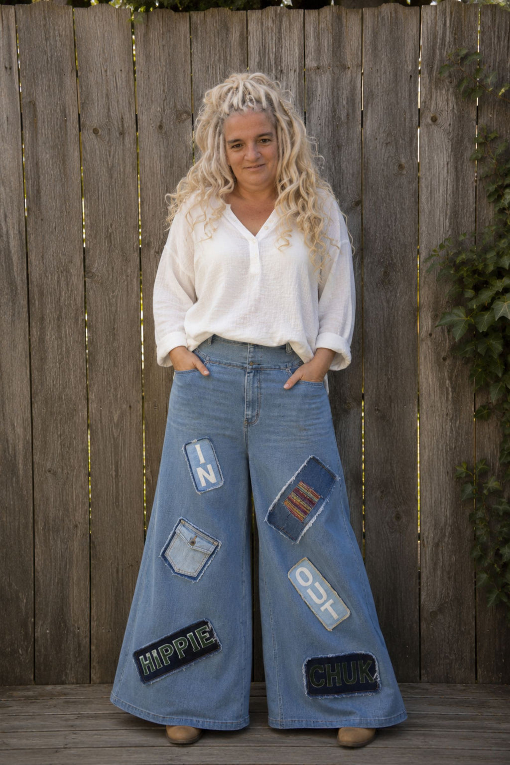Hippie Spirit upcycled wide leg jeans gedragen met denim en textielpatches