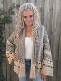 Gedragen boho kimono jasje beige donkerblauw met franjes voorkant.