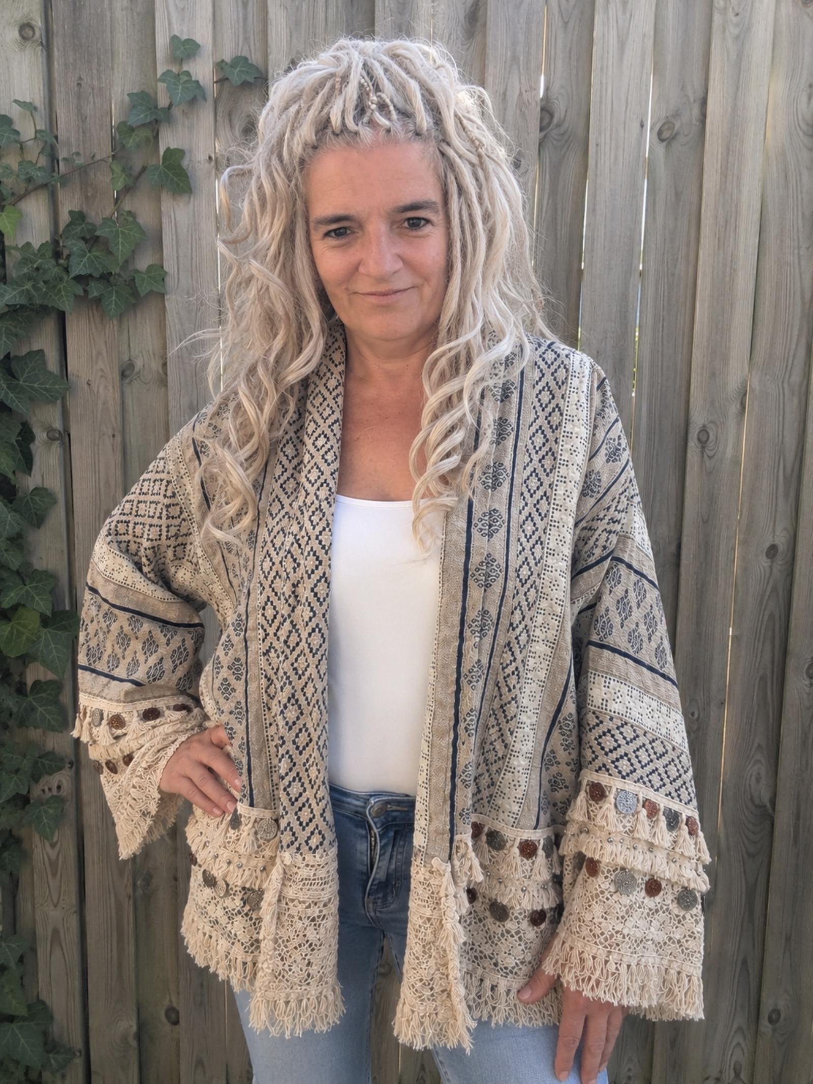 Gedragen boho kimono jasje beige donkerblauw met franjes voorkant.