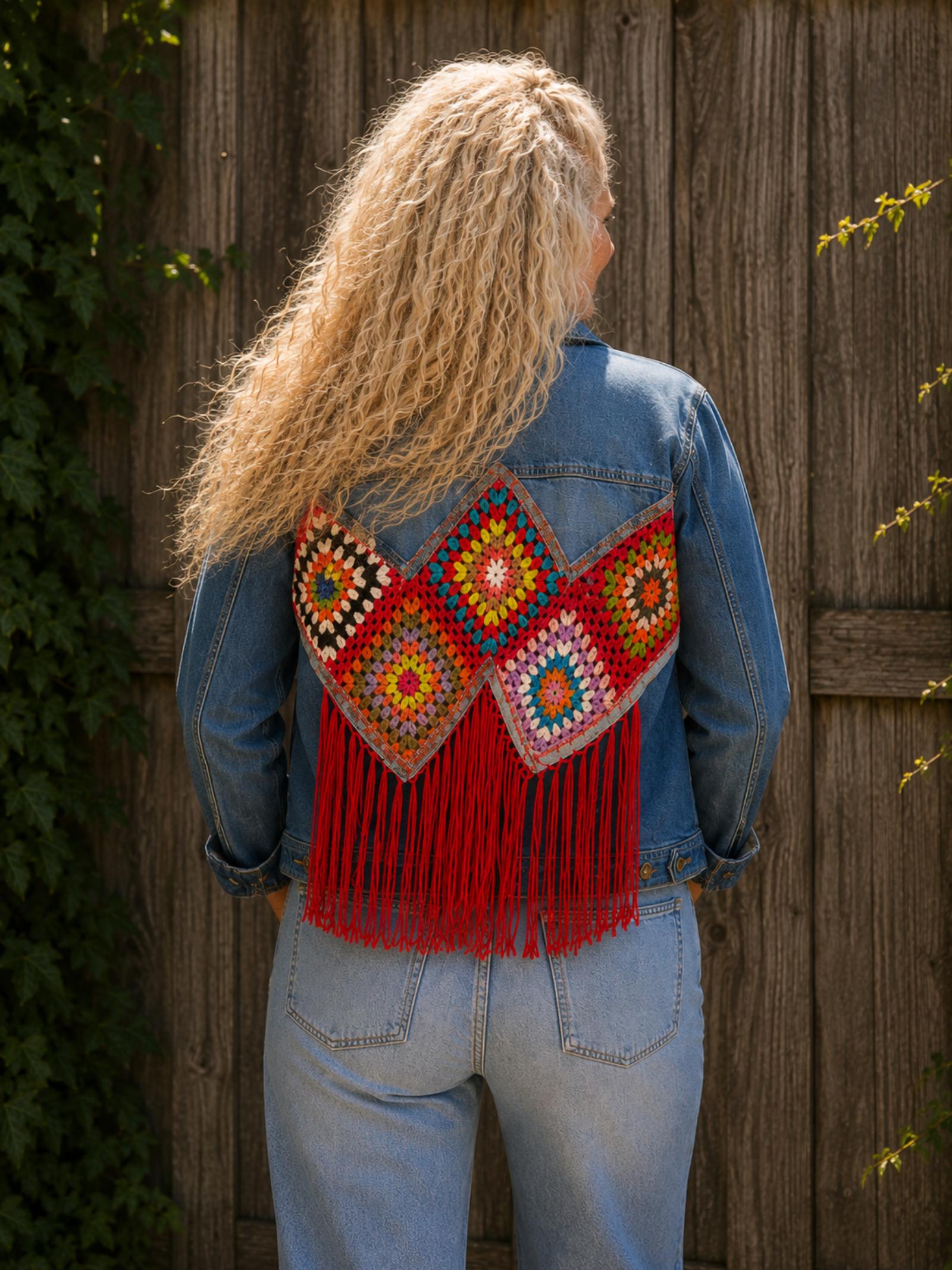 Achterkant van One of a Kind denim jasje met kleurrijke gehaakte granny squares en rode franjes, handgemaakt boho design.