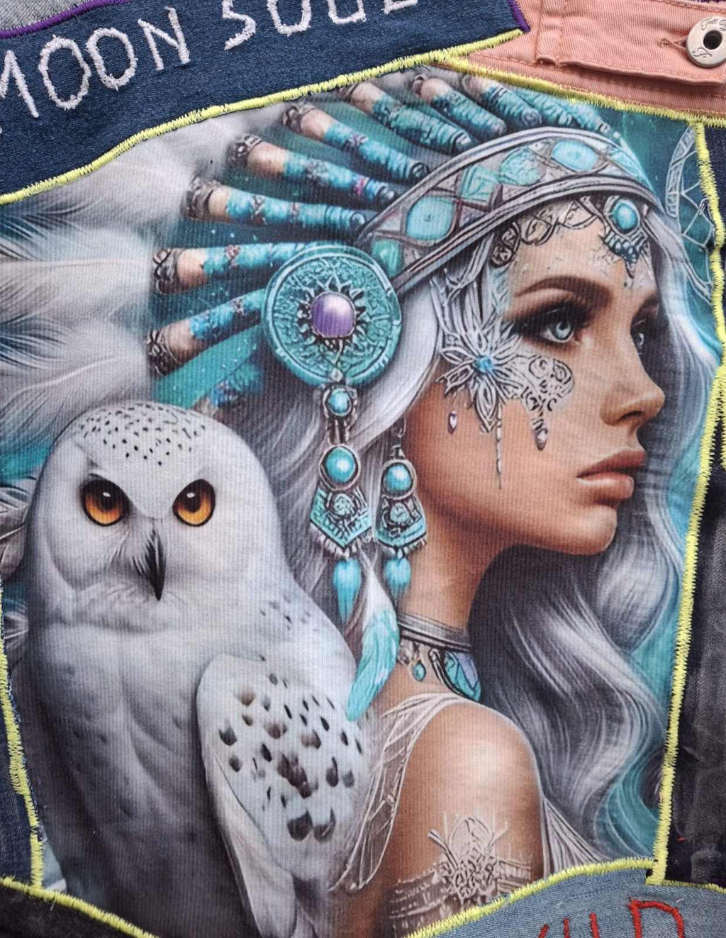 Detail van sneeuwuil en spirituele vrouw op boho denim jacket