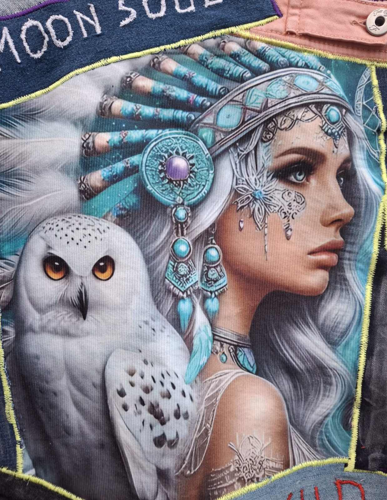 Detail van sneeuwuil en spirituele vrouw op boho denim jacket