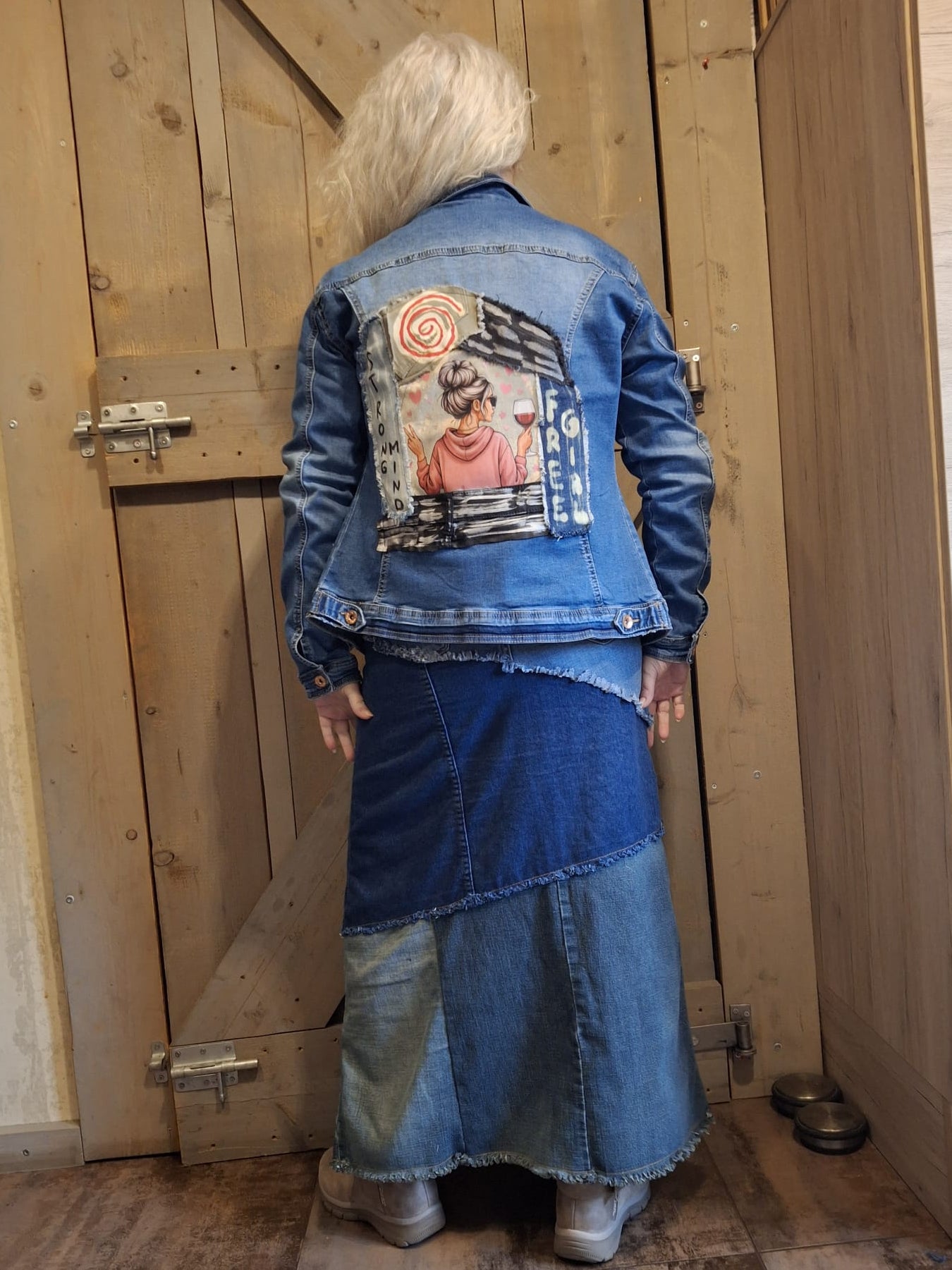 Achterkant van upcycled denim jacket met handgemaakt artwork, gedragen door model, one of a kind boho jas Old New Atelier