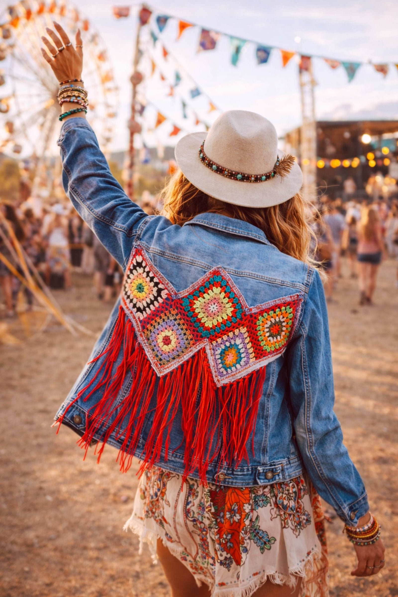 Upcycled denim jacket met kleurrijke crochet achterkant gedragen op een boho festival – one of a kind handmade