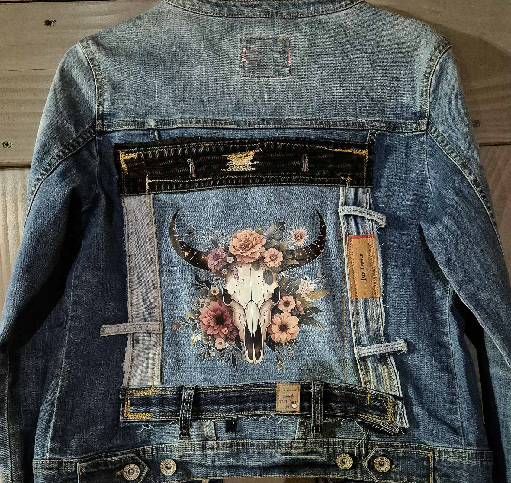 Upcycled denim jacket boho skull achterkant one of a kind