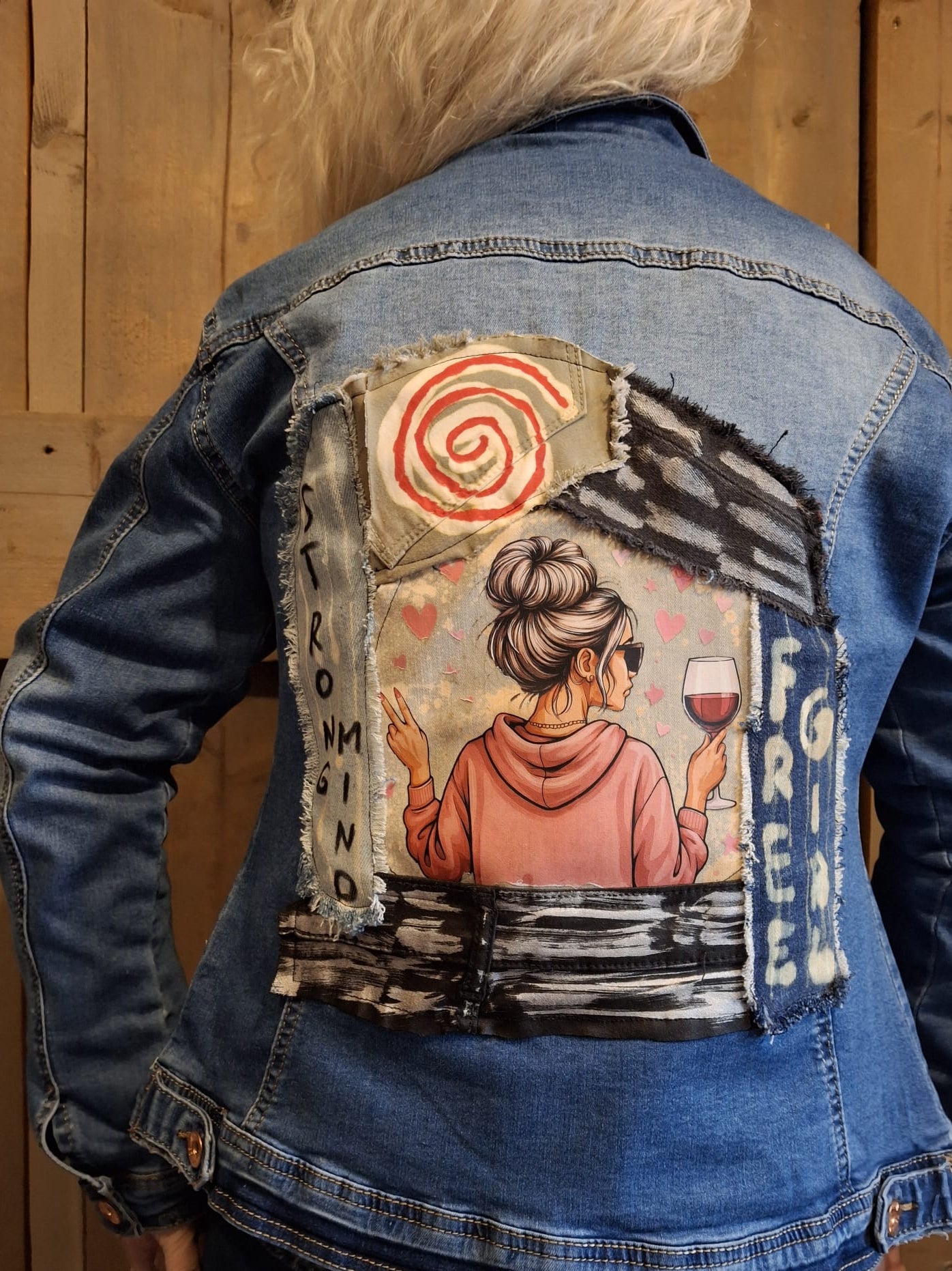 Detail van handgemaakt artwork op upcycled denim jacket, unieke patch met artistiek ontwerp, duurzaam en one of a kind