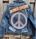 Upcycled denim jacket met peace symbool en Freedom design – handgemaakt one of a kind