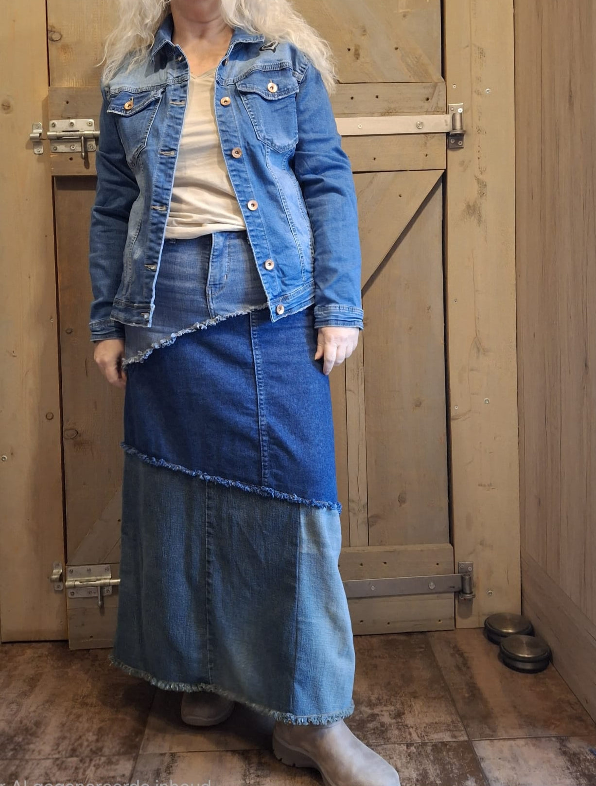 Voorkant van upcycled denim jacket gedragen door model, boho stijl outfit, handgemaakt en uniek ontwerp van Old New Atelier