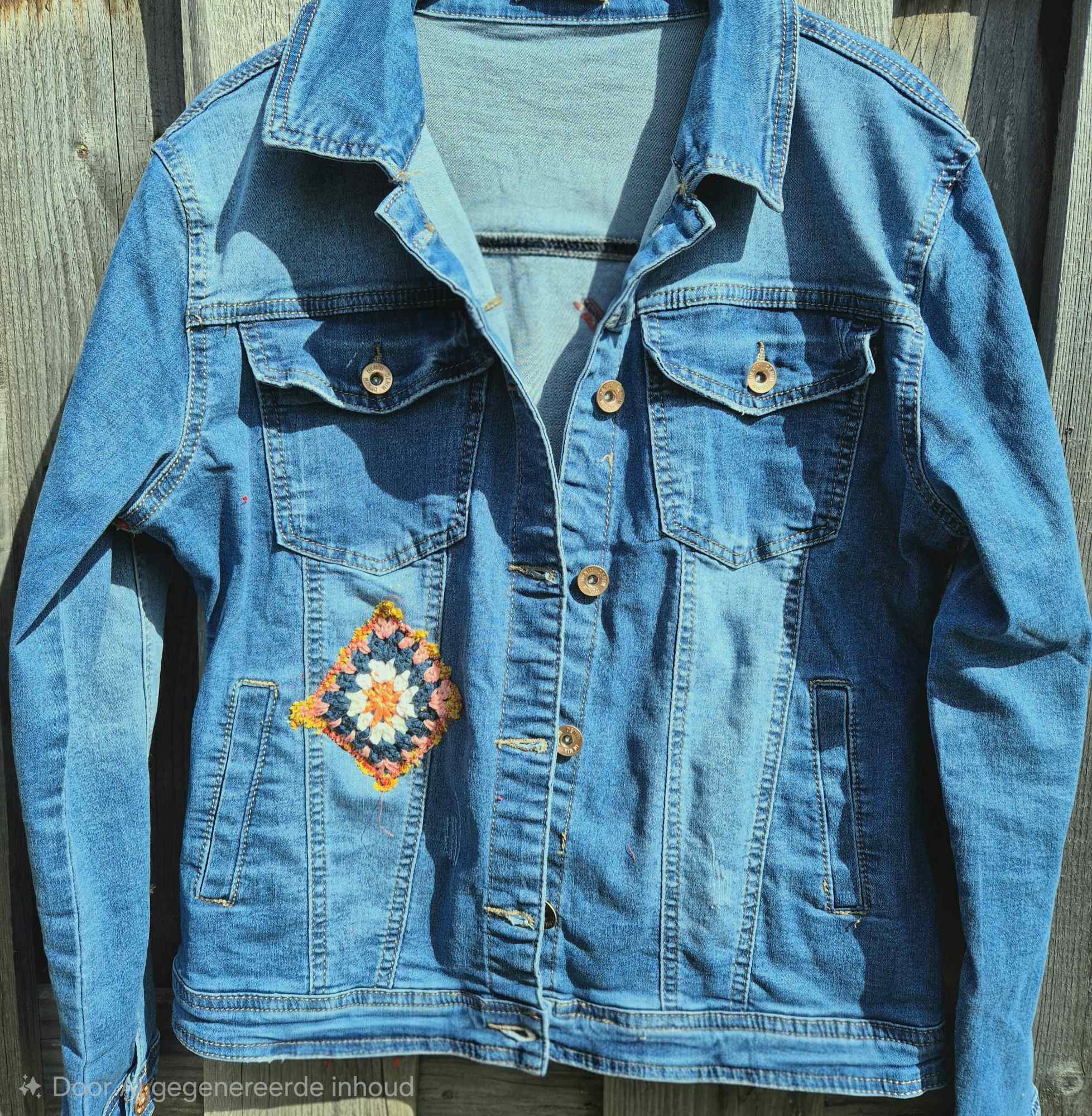 Voorkant van upcycled denim jasje met subtiel handgemaakt crochet detail – bohemian kleding