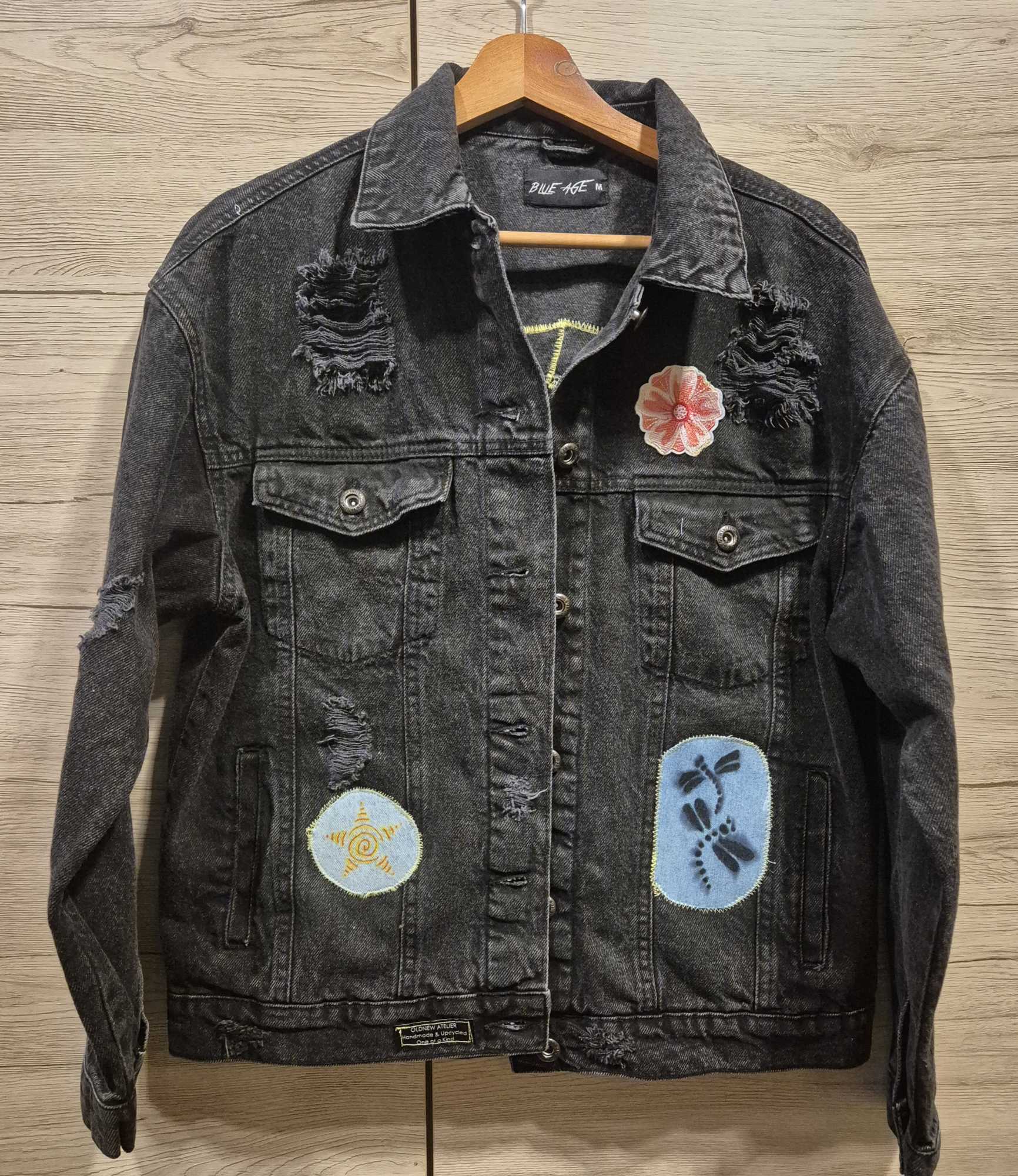 Voorkant van upcycled denim jacket met patches