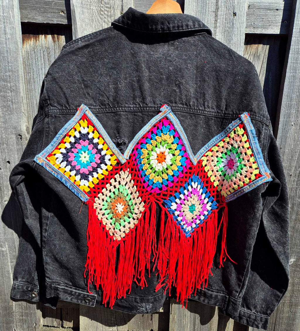 Handgemaakt upcycled denim jasje met crochet patchwork en lange rode franjes achterkant detail