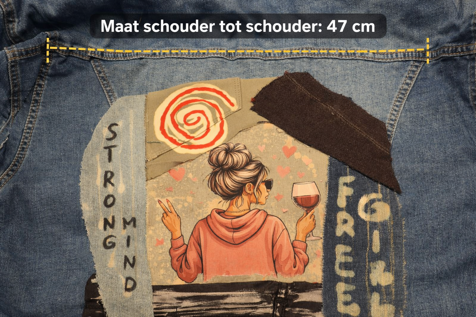 Schoudermaat van upcycled denim jacket 47 cm, maatindicatie voor pasvorm van unieke handgemaakte jas