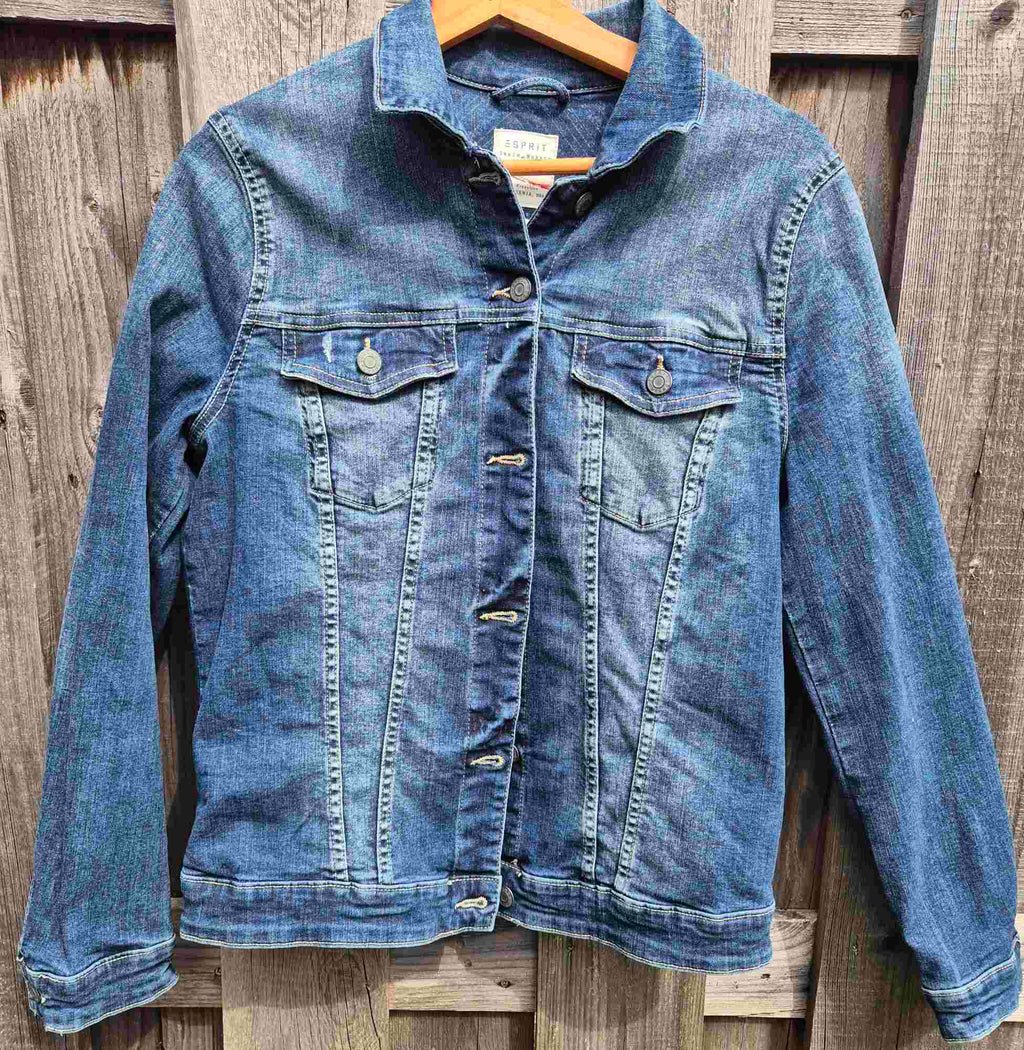 Voorkant van handgemaakt upcycled denim jasje dames