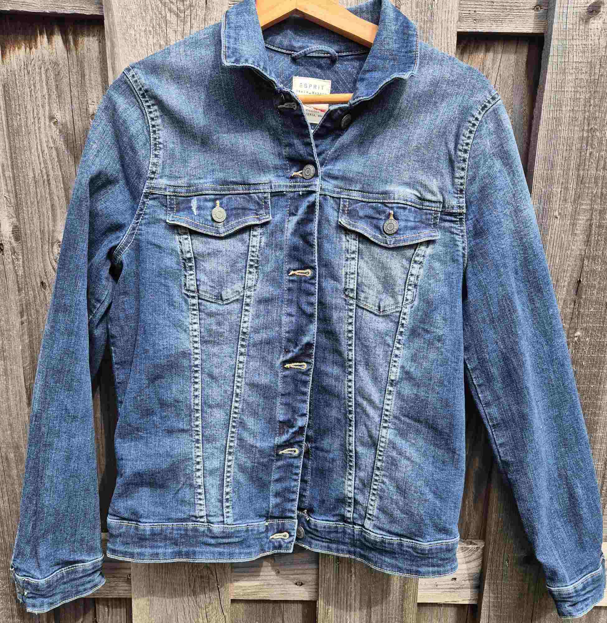 Voorkant van handgemaakt upcycled denim jasje dames