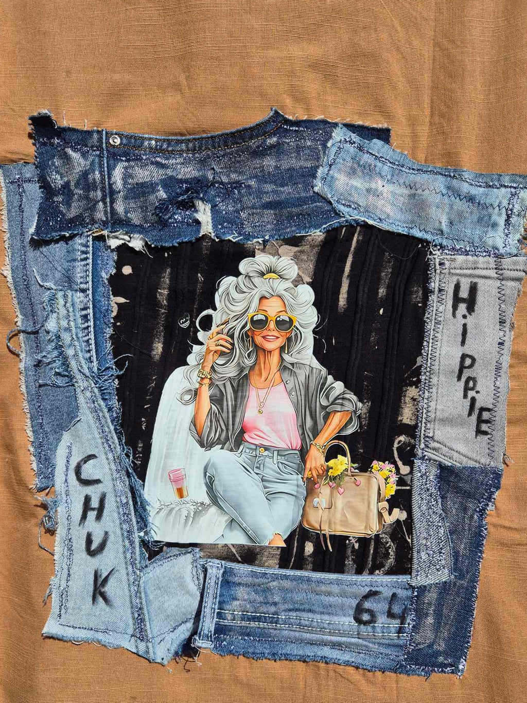 Detail van upcycled denim en artwork op handmade boho hesje
