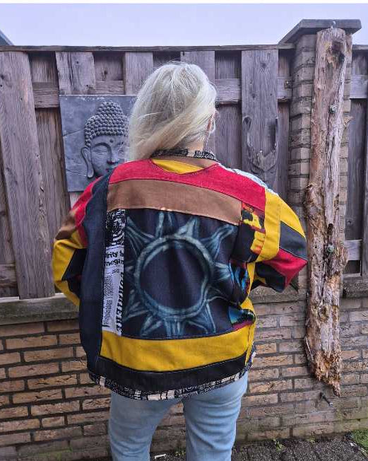Achterkant van upcycled patchwork jas met uniek artwork, handgemaakt in eigen atelier, one of a kind boho jas
