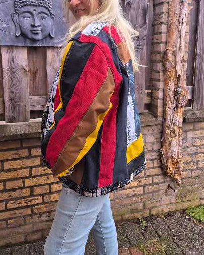Zijkant van upcycled patchwork jas gedragen door model, laat pasvorm en beweging zien, boho festival stijl
